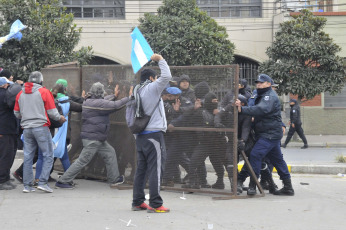 Jujuy, Argentina.- En las fotos tomadas el 20 de junio del 2023, varias decenas de personas resultaron heridas, una de ellas de gravedad, en fuertes enfrentamientos entre manifestantes y policías en Jujuy, en el noroeste de Argentina. Los altercados se dieron mientras la legislatura provincial instauraba una nueva Constitución que penaliza algunas formas de protesta.