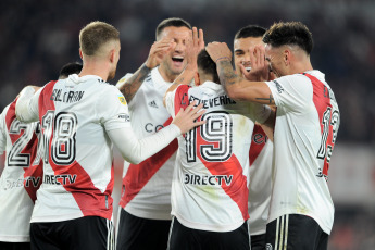 Buenos Aires, Argentina.- En las fotos tomadas el 22 de junio del 2023, durante el partido entre River Plate e Instituto en el Estadio Monumental. River Plate derrotó 3-1 a Instituto y estiró su diferencia a 10 puntos sobre su escolta, Talleres, que tiene un partido menos. Goles de Nicolás De La Cruz, Nacho Fernández y Lucas Beltrán para el conjunto de Martín Demichelis.