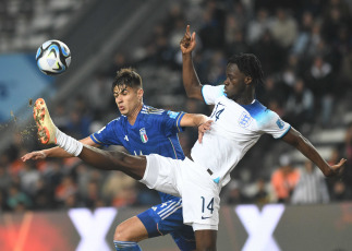 La Plata, Argentina.- En las fotos tomadas el 31 de mayo del 2023, Inglaterra se enfrenta a su par de Italia en el estadio Diego Armando Maradona de la capital bonaerense de La Plata, por los octavos de final del Mundial de la categoría Argentina 2023. Italia venció 2-1 a Inglaterra y se clasificó a los cuartos de final del Mundial Sub 20 y será nuevo rival de Colombia. Los goles fueron marcados por Tommaso Baldanzi y Cesare Casadei para la Scuadra Azzurra, y Alfie Devine para los Tres Leones.