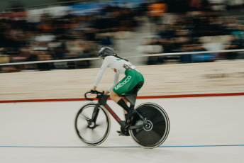 San Juan, Argentina.- En las fotos tomadas el 18 de junio del 2023, durante el cierre del primer panamericano de pista de la historia realizado en San Juan, Argentina. La disputa en ambas ramas de la especialidad Madison (también llamada Americana), sumado a otras tres finales, dieron por finalizada este domingo la edición 2023 del Campeonato Panamericano de ciclismo. El seleccionado canadiense de ciclismo en pista encabezó el medallero del campeonato, peleando por ese primer lugar con los representativos de Colombia y México.