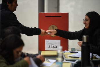 Tucumán, Argentina.- En las fotos tomadas el 11 de junio del 2023, argentinos emiten su voto durante las elecciones provinciales en Argentina. Durante las elecciones nacionales PASO (las Primarias Abiertas, Simultáneas y Obligatorias) el peronismo, de momento, se quedó solo con la gobernación de Tucumán (norte), mientras que la derecha opositora de Juntos por el Cambio -integrada por la Unión Cívica Radical (UCR) y la Propuesta Republicana (PRO)- sacó buenos resultados en las de San Luis (sureste), las primarias de Mendoza (oeste) y en las legislativas de Corrientes.