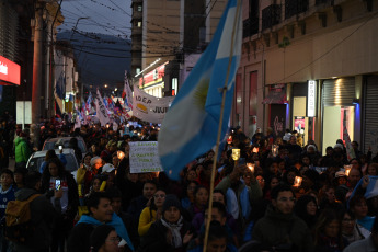 Jujuy, Argentina.- En las fotos tomadas el 21 de junio del 2023, durante la marcha de antorchas en Jujuy por la liberación de los detenidos. Tras los incidentes que se produjeron en las inmediaciones de la Legislatura de Jujuy, manifestantes exigen la liberación de las casi 70 personas que fueron detenidas durante los enfrentamientos con las fuerzas de seguridad.