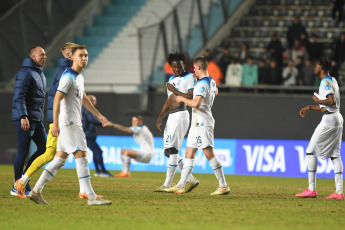 La Plata, Argentina.- En las fotos tomadas el 31 de mayo del 2023, Inglaterra se enfrenta a su par de Italia en el estadio Diego Armando Maradona de la capital bonaerense de La Plata, por los octavos de final del Mundial de la categoría Argentina 2023. Italia venció 2-1 a Inglaterra y se clasificó a los cuartos de final del Mundial Sub 20 y será nuevo rival de Colombia. Los goles fueron marcados por Tommaso Baldanzi y Cesare Casadei para la Scuadra Azzurra, y Alfie Devine para los Tres Leones.