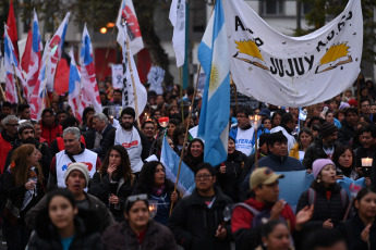 Jujuy, Argentina.- En las fotos tomadas el 21 de junio del 2023, durante la marcha de antorchas en Jujuy por la liberación de los detenidos. Tras los incidentes que se produjeron en las inmediaciones de la Legislatura de Jujuy, manifestantes exigen la liberación de las casi 70 personas que fueron detenidas durante los enfrentamientos con las fuerzas de seguridad.