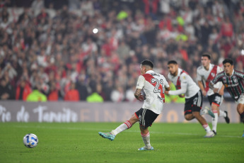 Buenos Aires, Argentina.- En las fotos tomadas el 7 de junio del 2023, durante el partido entre River Plate y Fluminense en el Estadio Monumental por la jornada 5 del grupo D de la Copa Libertadores. River, se mantiene en la lucha para avanzar a los octavos de final de la Copa Libertadores luego de ganar por 2-0 a Fluminense y escalar al segundo lugar del grupo D.