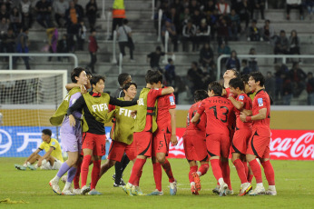 Santiago del Estero, Argentina.- En las fotos tomadas el 1 de junio del 2023, durante el partido entre Corea del Sur y Ecuador por los octavos de final de la Copa Mundial Sub-20 en el Estadio Único Madre de Ciudades, en Santiago del Estero. Corea del Sur derrotó a Ecuador por 3-2 con los goles de Lee Young-jun y Bae Jun-ho, en el primer tiempo, y de Choi Seok-hyun, a inicios del segundo tiempo. La selección surcoreana, se enfrentará a Nigeria en los cuartos de final.