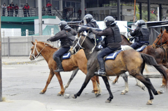 Jujuy, Argentina.- En las fotos tomadas el 20 de junio del 2023, varias decenas de personas resultaron heridas, una de ellas de gravedad, en fuertes enfrentamientos entre manifestantes y policías en Jujuy, en el noroeste de Argentina. Los altercados se dieron mientras la legislatura provincial instauraba una nueva Constitución que penaliza algunas formas de protesta.