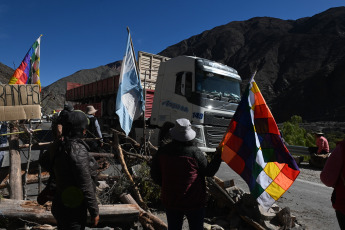 Jujuy, Argentina.- En las fotos tomadas el 22 de junio del 2023, en Purmamarca, comunidades originarias continúan el corte en la ruta 9 como parte de las protestas contra la reforma parcial a la Constitución local, la represión policial y la actitud autoritaria del gobernador Gerardo Morales. Las protestas han dejado un saldo de más de 170 heridos, algunos de gravedad, y alrededor de 70 detenidos. Durante las últimas jornadas las manifestantes comenzaron a exigir la renuncia de Morales.