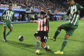 La Plata, Argentina.- En las fotos tomadas el 28 de junio del 2023, durante el partido entre Estudiantes y Oriente Petrolero en el cierre del grupo C de la Copa Sudamericana en el Estadio Jorge Luis Hirschi. Estudiantes goleó 4 a 0 a Oriente Petrolero pero terminó segundo en el Grupo C, que lo derivó al repechaje que tendrá que jugar con un tercero de Libertadores para clasificarse a octavos de final.