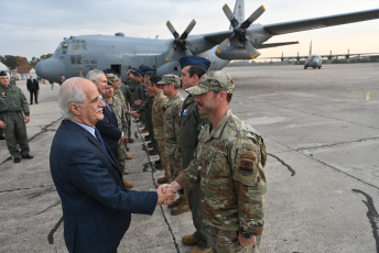 Buenos Aires, Argentina.- En las fotos tomadas el 6 de junio del 2023, el ministro de Defensa, Jorge Taiana (izquierda), encabezó acto de incorporación de aeronave Hércules para la Fuerza Aérea. La aeronave, Hércules C-130H fue enviada por Estados Unidos, en el marco de un intercambio de cooperación militar que desde Washington definieron como “histórico” entre ambos países.