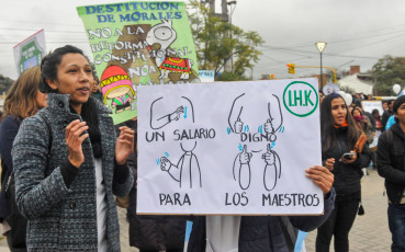 Jujuy, Argentina.- En las fotos tomadas el 28 de junio del 2023, docentes agrupados en la Asociación de Educadores Provinciales (Adep) de Jujuy, marcharon hasta la sede del ministerio de Educación local, en reclamo de paritarias y contra la reforma de la Constitución aprobada y jurada la semana pasada. En las protestas, la Policía de Jujuy, rodeó a los manifestantes que permanecían en el corte de la ruta nacional. Según el relato de los manifestantes, la situación durante el día fue tensa pues “durante la mañana nos tenían rodeados apuntando con armas" y con policías a caballo "en una situación que (hacía pensar que) ya nos reprimían".