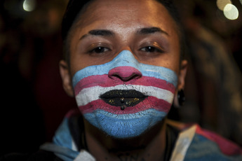 Buenos Aires, Argentina.- En las fotos tomadas el 28 de junio del 2023, argentinos participan de una marcha y distintas actividades para celebrar la diversidad en el Día del Orgullo en Buenos Aires. Se celebra el Día Internacional del Orgullo LGBTTIQ+ para fomentar la tolerancia e igualdad entre las personas, sea cual fuere su orientación sexual, en conmemoración de los disturbios de Stonewall (Nueva York, EE.UU.) desatados el 28 de junio de 1969, que marcaron el inicio del movimiento de liberación homosexual.