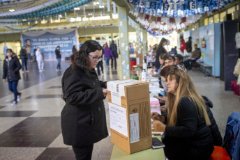 Chaco, Argentina.- En las fotos tomadas el 18 de junio del 2023, la organización de los comicios en Chaco se llevó adelante con el despliegue de 3.003 urnas en los 371 establecimientos de votación en la provincia de Chaco. El escrutinio provisorio del Tribunal Electoral de Chaco (con el 96,1