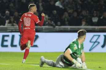 Buenos Aires, Argentina.- En las fotos tomadas el 12 de junio del 2023, durante el partido entre River y Banfield por la jornada 20 de la Liga Profesional Argentina en el Estadio Florencio Solá. River venció por 4-1 a Banfield como visitante. Para Banfield el gol fue marcado por Milton Giménez (a los 40 minutos). Para River los goles fueron marcados por Lucas Beltrán (a los 6, 48 minutos), Pablo Solari (a los 21 minutos) y Salomón Rondón (a los 94 minutos). En la próxima fecha, River se medirá con Instituto, mientras que Banfield tendrá como rival a Belgrano.