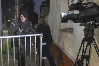 Buenos Aires, Argentina.- En las fotos tomadas el 8 de junio del 2023, L-Gante fue trasladado durante las primeras horas de la mañana, sin que pudiera ser visto, a la sede de la UFI 9 de General Rodríguez, en la calle Balcarce 319 de ese partido del oeste del conurbano, para ser indagado por la fiscal Rodríguez por los delitos de "privación ilegítima de la libertad, amenazas simples y amenazas coactivas.