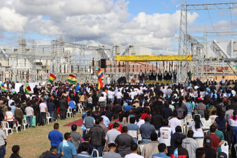 Yacuiba, Bolivia.- En las fotos tomadas el 1 de junio del 2023, el Presidente de Bolivia, Luis Arce, se reunió con su homólogo de Argentina, Alberto Fernández, para realizar la entrega del electroducto Juana Azurduy de Padilla, el primer proyecto eléctrico entre ambos países. La planta contiene dos subestaciones: una en la localidad de Yaguacua, Bolivia, y otra en la ciudad de Tartagal, Argentina y fue impulsada a partir del Memorándum de Entendimiento para el Intercambio de Energía Eléctrica entre Argentina y Bolivia, con una potencia de 132 kilovatios y 110 kilómetros de longitud.