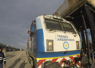 Mendoza, Argentina.- En las fotos tomadas el 4 de junio del 2023, muestra la llegada del tren con pasajeros a la estación de Palmira, en Mendoza. Tras 30 años, el tren que conecta la ciudad de Buenos Aires con Mendoza volvió a funcionar. Pese a ser un festejo la reactivación de la conexión, el servicio fue más lento que hace tres décadas.