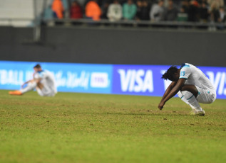 La Plata, Argentina.- En las fotos tomadas el 31 de mayo del 2023, Inglaterra se enfrenta a su par de Italia en el estadio Diego Armando Maradona de la capital bonaerense de La Plata, por los octavos de final del Mundial de la categoría Argentina 2023. Italia venció 2-1 a Inglaterra y se clasificó a los cuartos de final del Mundial Sub 20 y será nuevo rival de Colombia. Los goles fueron marcados por Tommaso Baldanzi y Cesare Casadei para la Scuadra Azzurra, y Alfie Devine para los Tres Leones.