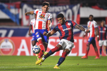 Buenos Aires, Argentina.- En las fotos tomadas el 27 de junio del 2023, durante el partido entre San Lorenzo y Estudiantes de Mérida por la sexta fecha del Grupo H de la Copa Sudamericana 2023 en el Estadio Pedro Bidegain. San Lorenzo goleó por 4-1 a Estudiantes de Mérida, y gracias al triunfo de Fortaleza ante Palestino, consiguió la clasificación a los 16avos de la competencia.