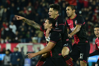 Rosario, Argentina.- En las fotos tomadas el 29 de junio del 2023, durante el partido entre Newell’s y Audax, por la fecha 6 de la Copa Sudamericana 2023 en el estadio Marcelo Bielsa. El argentino Newell’s Old Boys y el chileno Audax Italiano empataron 1-1, definiendo el pasaje de los rosarinos a octavos de final y los itálicos a un repechaje.