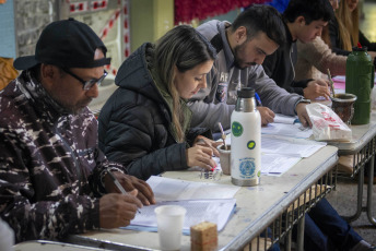 Chaco, Argentina.- En las fotos tomadas el 18 de junio del 2023, la organización de los comicios en Chaco se llevó adelante con el despliegue de 3.003 urnas en los 371 establecimientos de votación en la provincia de Chaco. El escrutinio provisorio del Tribunal Electoral de Chaco (con el 96,1