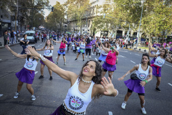 Buenos Aires, Argentina.- En las fotos tomadas el 3 de junio del 2023, una multitud se concentró frente al Congreso en Buenos Aires, al grito de 'ni una menos'. El asesinato de una joven a manos de un compañero de oficina que la acosaba enmarcó este sábado la octava marcha anual contra la violencia de género en Argentina donde en 2022 se registraron 252 femicidios, según la Corte Suprema de Justicia. La convocatoria, Ni una menos además hizo hincapié en las desigualdades económicas que sufren las mujeres.