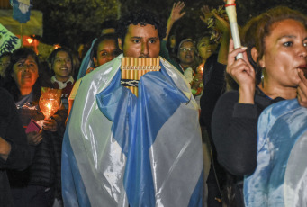 Jujuy, Argentina.- En las fotos tomadas el 27 de junio del 2023, cientos de personas protagonizaron una masiva marcha de antorchas a una semana de la represión que se registró en la capital jujeña mientras se aprobaba y juraba la cuestionada reforma parcial de la Carta Magna provincial. A los reclamos por la anulación de la reforma constitucional se suma el pedido de que se "respeten los derechos" y que las autoridades del Gobierno provincial, "deje de provocar a las mayorías" que mantienen sus "protestas pacíficas", indicaron los manifestantes.