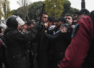 Buenos Aires, Argentina.- En las fotos tomadas el 6 de junio del 2023, muestra a hinchas del Colo Colo durante los incidentes en las inmediaciones de la Bombonera. Boca Juniors superó 1-0 a Colo Colo y se aseguró su clasificación a los octavos de final de la Copa Libertadores, sin embargo, una vez que terminó el partido, ocurrieron graves incidentes entre ambas hinchas. En relación a los heridos, se puso constatar que seis personas fueron atendidas en el Hospital.