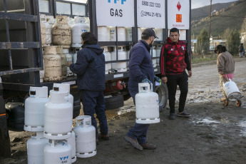 Rio Negro, Argentina.- En las fotos tomadas el 21 de junio del 2023, autoridades realizan el reparto de garrafas de gas, como parte del 'Plan Calor Gas' para aquellos sectores de mayor vulnerabilidad que viven en las zonas más frías de la provincia de Rio Negro y que no cuentan con acceso al gas natural. El Servicio Meteorlógico Nacional (SMN) emitió una serie de avisos por importantes nevadas que pueden afectar a las provincias de La Rioja, San Juan y Catamarca. En tanto, en el centro y oeste de Chubut se mantiene la alerta amarilla por temperaturas extremas por frío.