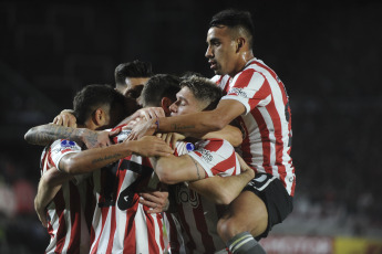 La Plata, Argentina.- En las fotos tomadas el 28 de junio del 2023, durante el partido entre Estudiantes y Oriente Petrolero en el cierre del grupo C de la Copa Sudamericana en el Estadio Jorge Luis Hirschi. Estudiantes goleó 4 a 0 a Oriente Petrolero pero terminó segundo en el Grupo C, que lo derivó al repechaje que tendrá que jugar con un tercero de Libertadores para clasificarse a octavos de final.