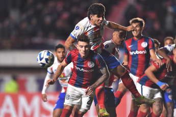 Buenos Aires, Argentina.- En las fotos tomadas el 27 de junio del 2023, durante el partido entre San Lorenzo y Estudiantes de Mérida por la sexta fecha del Grupo H de la Copa Sudamericana 2023 en el Estadio Pedro Bidegain. San Lorenzo goleó por 4-1 a Estudiantes de Mérida, y gracias al triunfo de Fortaleza ante Palestino, consiguió la clasificación a los 16avos de la competencia.