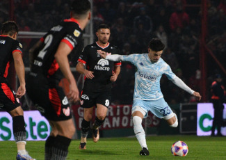 Buenos Aires, Argentina.- En las fotos tomadas el 12 de junio del 2023, durante el partido entre Instituto y Racing por la vigésima fecha de la Liga Profesional de Fútbol (LPF) en el estadio Juan Domingo Perón. Instituto, que tuvo el debut del entrenador Diego Dabove, empató contra Racing Club 1 a 1. Los locales se pusieron en ventaja en el primer tiempo con el tanto de Adrián Martínez a los 40 minutos del primer tiempo, mientras que la ‘Academia’ lo igualó con el gol del ingresado Maximiliano Moralez a los 27 del complemento.