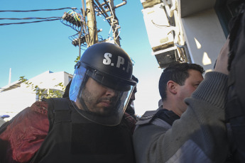 Buenos Aires, Argentina.- En las fotos tomadas el 15 de junio del 2023, Fernando André Sabag Montiel (izquierda) y Brenda Uliarte, los dos acusados por el intento de asesinato de la Vicepresidenta Cristina Kirchne, durante el juicio oral en el que fueron condenados a un año de prisión en suspenso como coautores del delito de tenencia ilegítima de un Documento Nacional de Identidad (DNI) ajeno, que fue hallado durante los allanamientos que se realizaron en marco de la investigación por el atentado a Cristina Fernández de Kirchner.