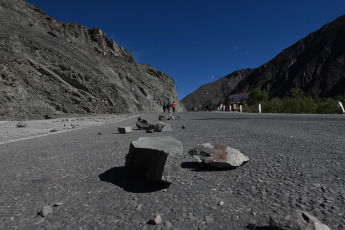 Jujuy, Argentina.- En las fotos tomadas el 22 de junio del 2023, en Purmamarca, comunidades originarias continúan el corte en la ruta 9 como parte de las protestas contra la reforma parcial a la Constitución local, la represión policial y la actitud autoritaria del gobernador Gerardo Morales. Las protestas han dejado un saldo de más de 170 heridos, algunos de gravedad, y alrededor de 70 detenidos. Durante las últimas jornadas las manifestantes comenzaron a exigir la renuncia de Morales.