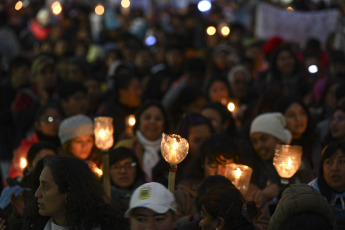 Jujuy, Argentina.- En las fotos tomadas el 21 de junio del 2023, durante la marcha de antorchas en Jujuy por la liberación de los detenidos. Tras los incidentes que se produjeron en las inmediaciones de la Legislatura de Jujuy, manifestantes exigen la liberación de las casi 70 personas que fueron detenidas durante los enfrentamientos con las fuerzas de seguridad.