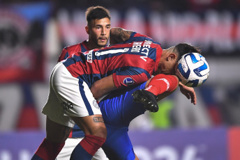 Buenos Aires, Argentina.- En las fotos tomadas el 27 de junio del 2023, durante el partido entre San Lorenzo y Estudiantes de Mérida por la sexta fecha del Grupo H de la Copa Sudamericana 2023 en el Estadio Pedro Bidegain. San Lorenzo goleó por 4-1 a Estudiantes de Mérida, y gracias al triunfo de Fortaleza ante Palestino, consiguió la clasificación a los 16avos de la competencia.