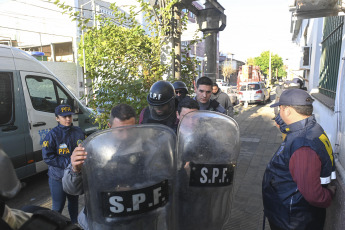 Buenos Aires, Argentina.- En las fotos tomadas el 15 de junio del 2023, Fernando André Sabag Montiel y Brenda Uliarte, los dos acusados por el intento de asesinato de la Vicepresidenta Cristina Kirchne, durante el juicio oral en el que fueron condenados a un año de prisión en suspenso como coautores del delito de tenencia ilegítima de un Documento Nacional de Identidad (DNI) ajeno, que fue hallado durante los allanamientos que se realizaron en marco de la investigación por el atentado a Cristina Fernández de Kirchner.