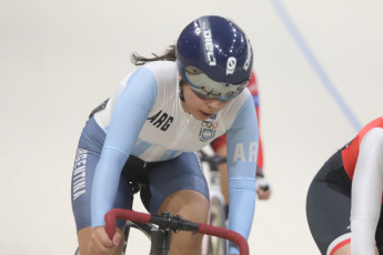 San Juan, Argentina.- En las fotos tomadas el 15 de junio del 2023, deportistas compiten en el Panamericano de Ciclismo en Pista en el nuevo Velódromo Vicente Alejo Chancay, de Pocito, que fue habilitado para el desarrollo de la competencia en la que participan 190 corredores de 19 países. 6.000 aficionados presencian las competencias femeninas y masculinas que se desarrollan sobre su pista de madera.