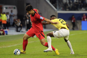 Santiago del Estero, Argentina.- En las fotos tomadas el 1 de junio del 2023, durante el partido entre Corea del Sur y Ecuador por los octavos de final de la Copa Mundial Sub-20 en el Estadio Único Madre de Ciudades, en Santiago del Estero. Corea del Sur derrotó a Ecuador por 3-2 con los goles de Lee Young-jun y Bae Jun-ho, en el primer tiempo, y de Choi Seok-hyun, a inicios del segundo tiempo. La selección surcoreana, se enfrentará a Nigeria en los cuartos de final.