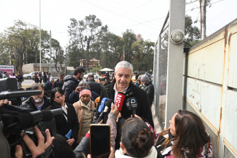 Jujuy, Argentina.- En las fotos tomadas el 21 de junio del 2023, el secretario de Derechos Humanos de la Nación, Horacio Pietragalla (centro), llegó al penal del barrio Alto Comedero, en el sur de la capital jujeña, donde permanecen aún 53 personas detenidas según el reporte oficial. Son parte de los manifestantes que protagonizaron la violenta jornada del martes 20 de junio.