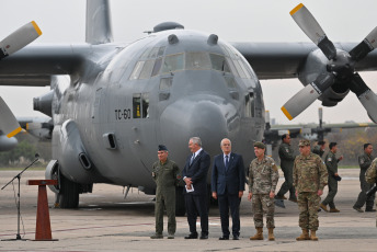 Buenos Aires, Argentina.- En las fotos tomadas el 6 de junio del 2023, el ministro de Defensa, Jorge Taiana, encabezó acto de incorporación de aeronave Hércules para la Fuerza Aérea. La aeronave, Hércules C-130H fue enviada por Estados Unidos, en el marco de un intercambio de cooperación militar que desde Washington definieron como “histórico” entre ambos países.