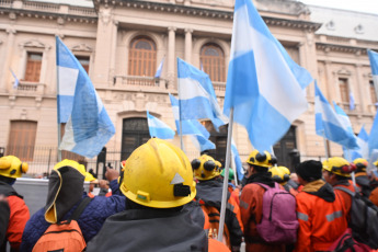 Jujuy, Argentina.- En las fotos tomadas el 21 de junio del 2023, durante la marcha de antorchas en Jujuy por la liberación de los detenidos. Tras los incidentes que se produjeron en las inmediaciones de la Legislatura de Jujuy, manifestantes exigen la liberación de las casi 70 personas que fueron detenidas durante los enfrentamientos con las fuerzas de seguridad.