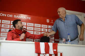 Santa Fe, Argentina.- En las fotos tomadas el 28 de junio del 2023, Kily González (izquierda) fue presentado en el predio tatengue de ''Casasol'', como el nuevo director técnico de Unión de Santa Fe. Esta será la segunda experiencia del Kily como DT, tras su etapa en Rosario Central entre 2020 y 2022.