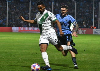 Córdoba, Argentina.- En las fotos tomadas el 26 de junio del 2023, durante el partido entre Belgrano y Banfield por la fecha 21 del torneo 2023 de la Liga Profesional 2023 en el Estadio El Gigante de Alberdi. Belgrano le ganó 3-1 a Banfield. La figura del partido fue el goleador del Pirata, Pablo Vegetti, que convirtió por duplicado y es el máximo artillero del campeonato. Franco Jara anotó el tercero para los locales, que ya son séptimos en el certamen.