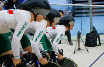 San Juan, Argentina.- En las fotos tomadas el 15 de junio del 2023, deportistas compiten en el Panamericano de Ciclismo en Pista en el nuevo Velódromo Vicente Alejo Chancay, de Pocito, que fue habilitado para el desarrollo de la competencia en la que participan 190 corredores de 19 países. 6.000 aficionados presencian las competencias femeninas y masculinas que se desarrollan sobre su pista de madera.