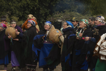 Rio Negro, Argentina.- En las fotos tomadas el 20 de junio del 2023, comunidades Mapuche, celebraron el Wiñoy Tripantu (año nuevo) en el solsticio de invierno. Para los pueblos indígenas de América del Sur el solsticio de invierno representa la llegada de un nuevo ciclo de vida de la Madre Tierra. Según sostienen en sus creencias, la luz solar tendrá una duración de aproximadamente nueve horas, por lo que el día más corto del año y, por lo tanto, la noche más larga da comienzo a un nuevo ciclo de la naturaleza y al inicio del invierno.