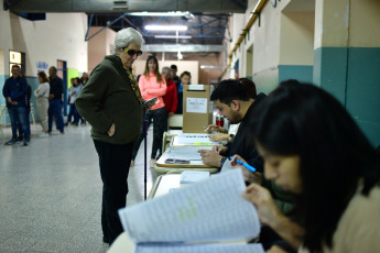 Chubut, Argentina.- En las fotos tomadas el 30 de julio del 2023, las personas emitieron su voto en las elecciones para elegir nuevo gobernador en la provincia de Chubut. Tras una elección reñida, el actual senador y candidato de Juntos por el Cambio fue electo gobernador al imponerse ante Juan Pablo Luque. Con 35 años sucederá a Mariano Arcioni