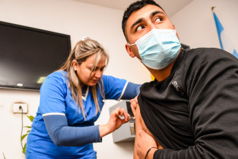 San Juan, Argentina.- En las fotos tomadas el 18 de julio del 2023, profesionales de la salud participan de una jornada de vacunación. El equipo de investigación que desarrolla la vacuna ARVAC Cecilia Grierson, informó que completó el ensayo clínico de fase 3 y presentará la información correspondiente a la ANMAT para continuar el proceso de evaluación y los próximos pasos hacia la eventual aprobación de la vacuna.