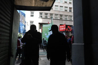 Buenos Aires, Argentina.- En las fotos tomadas el 13 de julio del 2023, organizaciones sociales se concentraron y marcharon por un aumento del salario mínimo. El Consejo del Salario Mínimo, Vital y Móvil aprobó este jueves por mayoría un aumento del 34 % en tres tramos (julio a septiembre), lo que elevará ese ingreso a 105.500 pesos este mes, a 112.500 en agosto y a 118.000 pesos en septiembre.