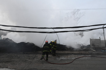 Buenos Aires, Argentina.- En las fotos tomadas el 11 de julio del 2023, cuerpos de bomberos controlaron un incendio de un depósito de palets en la ciudad de Luis Guillón, del partido de Esteban Echevarría en Buenos Aires. Hasta el momento se desconocen las razones por las cuales habría comenzado el fuego, sin embargo, se sospecha que haya sido un hecho intencional.